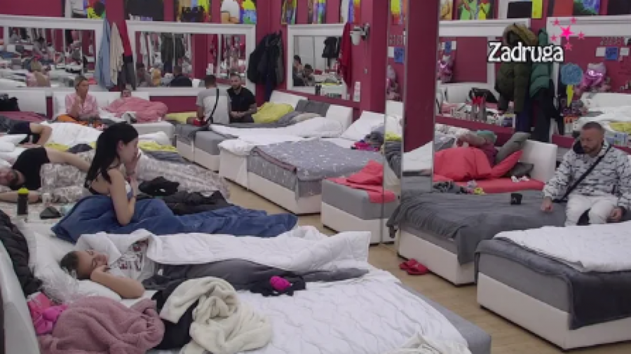 POVELE RAZGOVOR O ŠIFRAMA Aleks se poverila Matoroj, pa joj rekla da ima još mnogo toga da joj kaže