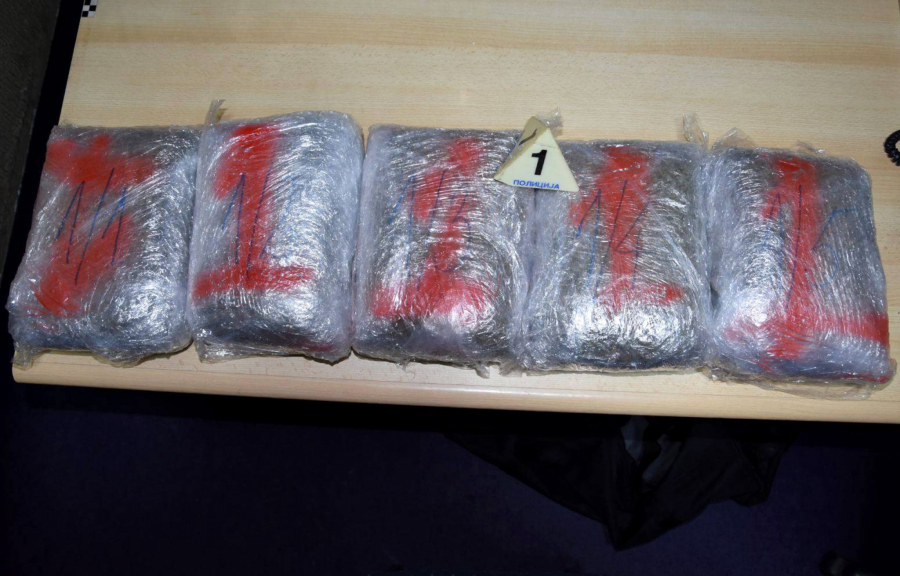 DILER UPAO U ZASEDU POLICIJE Inspektori zaustavili automobil, sadržaj torbe vozača ih šokirao