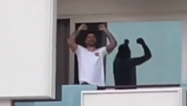 OVO JE LUDNICA Navijači došli Mitru pod prozor, on izašao i napravio haos (VIDEO)