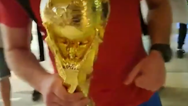 PAŠĆE "MALA ALBANIJA" Navijači Srbije u ekstazi, usledila je i opasna prozivka za Švajcarce (VIDEO)