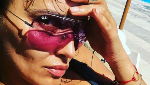 "ŠETALI SU ME OD JEDNOG DO DRUGOG PLASTIČNOG HIRURGA" Bila je jedna od najlepših voditeljki, a onda je oženjenom biznismenu rodila sina i povukla se sa javne scene (FOTO)