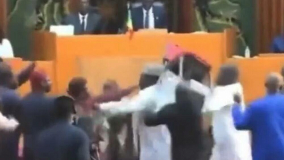 POSLANICI SE POTUKLI, LETELE STOLICE Haos kakav se ne pamti u parlamentu Senegala (VIDEO)