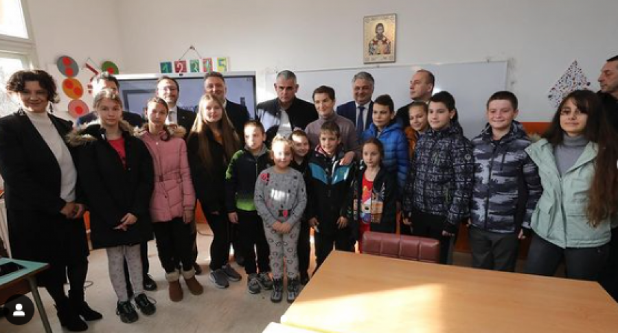 PREMIJERKA U POSETI TOPOLSKOM SELU ZAGORICA Ana Brnabić na otvaranju početka radova uvođenja interneta u ruralnim sredinama