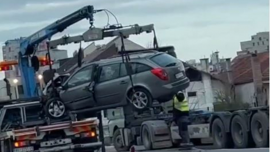 PRVE SLIKE STRAVIČNE NESREĆE NA IBARSKOJ Deda zaspao za volanom i izazvao sudar?! (FOTO)