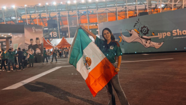 "OVDE SVI SMRDE" Prelepa žena fudbalera Meksika napravila haos: Nikad strašnije uvredila domaćina