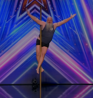 DEDA ZAJAHAO ŠIPKU Svima u sali pale vilice dole