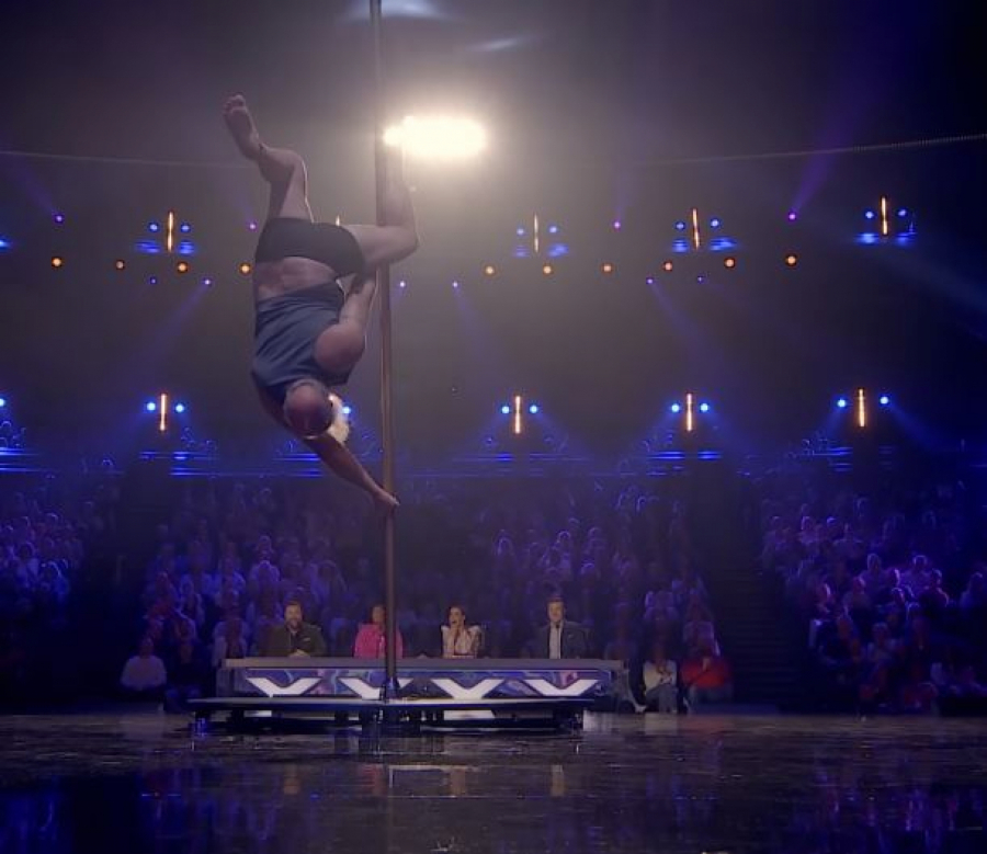 DEDA ZAJAHAO ŠIPKU Svima u sali pale vilice dole