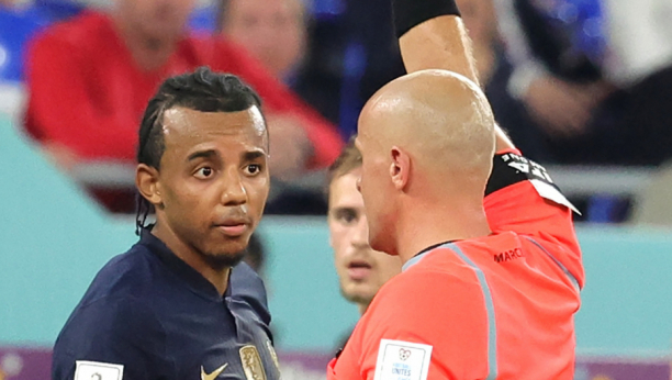 KAKO JE OVO MOGUĆE? Fudbaler Francuske celo poluvreme igrao sa zlatnim lancem (VIDEO)