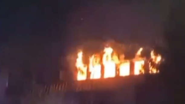 DRAMA NA KARABURMI Gori krov zgrade, vatrogasci se bore sa vatrenom stihijom!