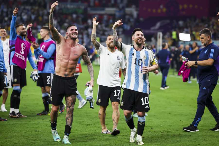 VAMOS ARGENTINA Gaučosi pobeđuju, navijači Argentine u delirijumu, a vrela Brazilka spremila trofej za Mesija (FOTO)