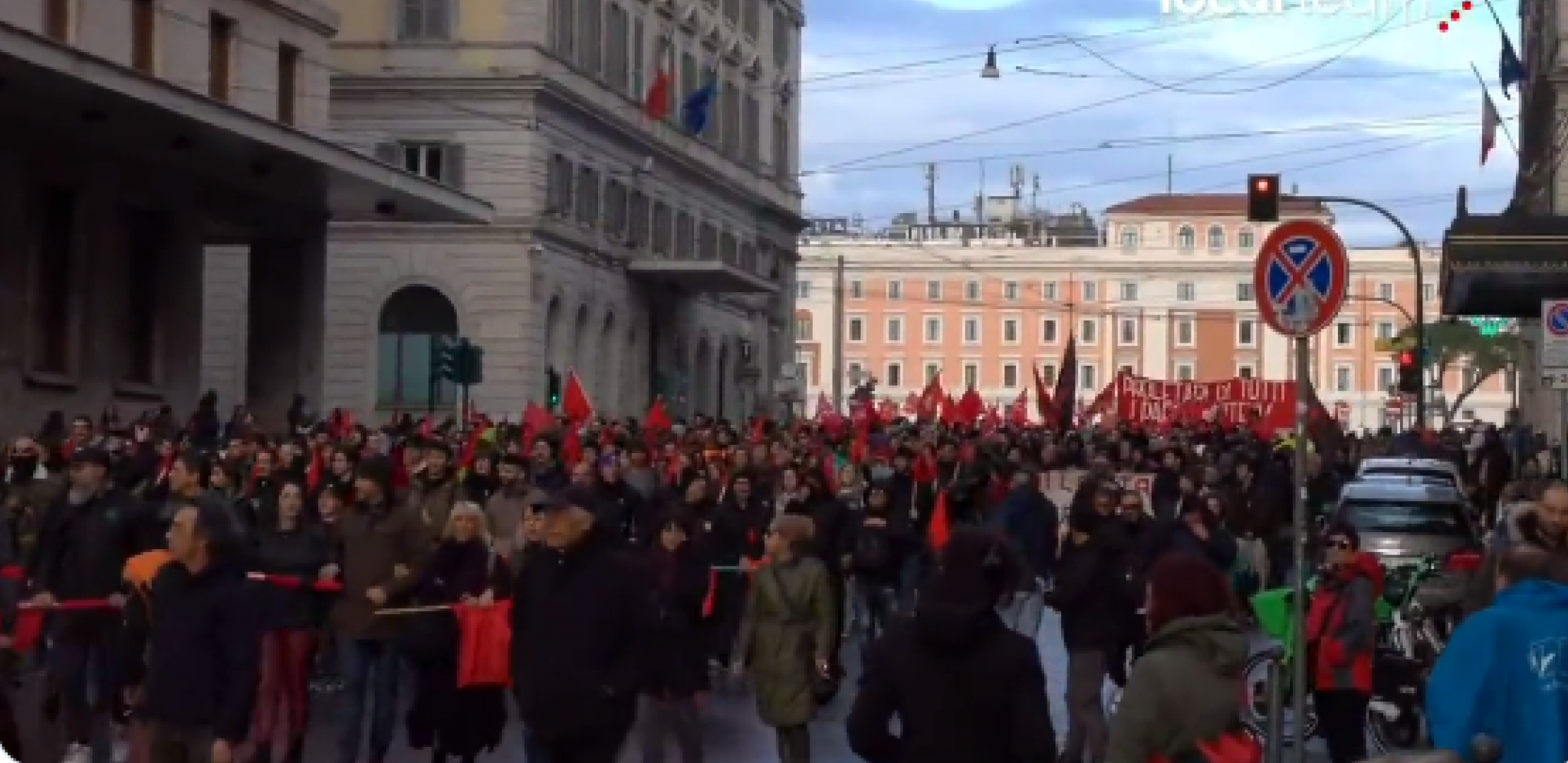 "NE ŠALJITE ORUŽJE UKRAJINI" Hiljade ljudi na mitingu u Rimu