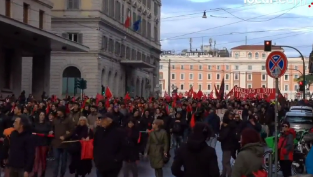 "NE ŠALJITE ORUŽJE UKRAJINI" Hiljade ljudi na mitingu u Rimu
