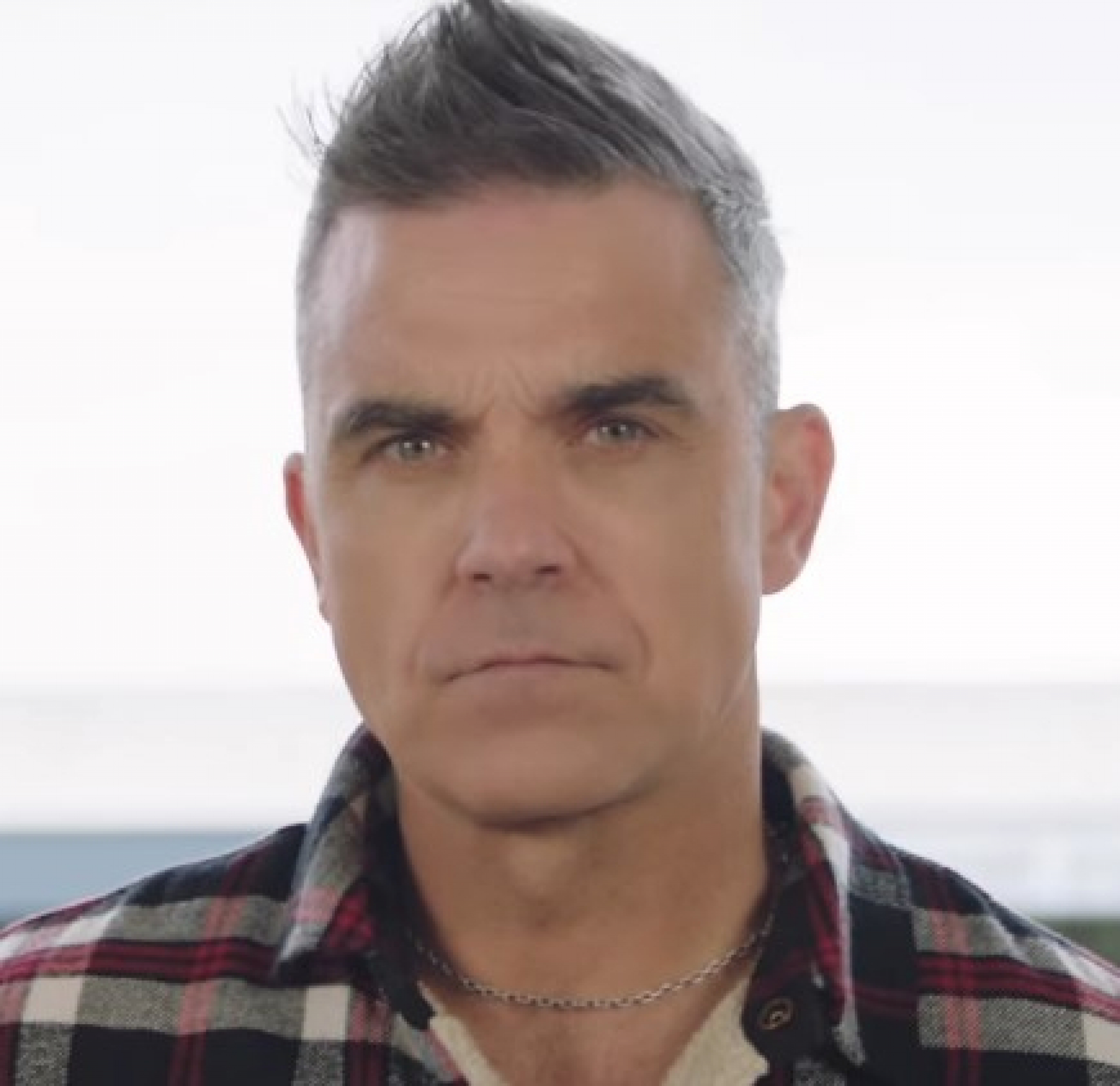 PROGANJAO GA DUH, HTEO DA SE UBIJE Čuveni pevač spava u istom krevetu sa ženom i taštom, često ističe da su 