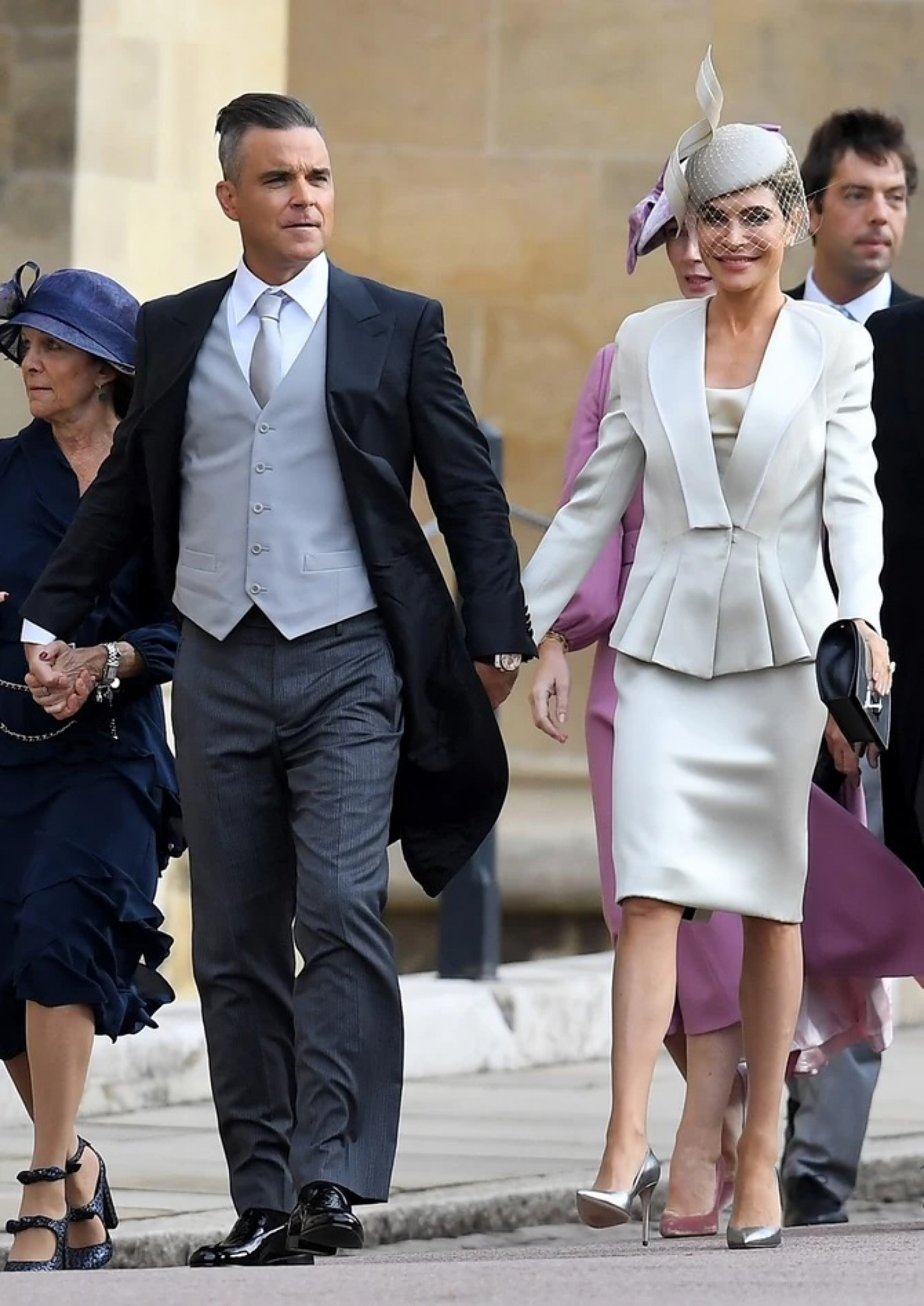 PROGANJAO GA DUH, HTEO DA SE UBIJE Čuveni pevač spava u istom krevetu sa ženom i taštom, često ističe da su 