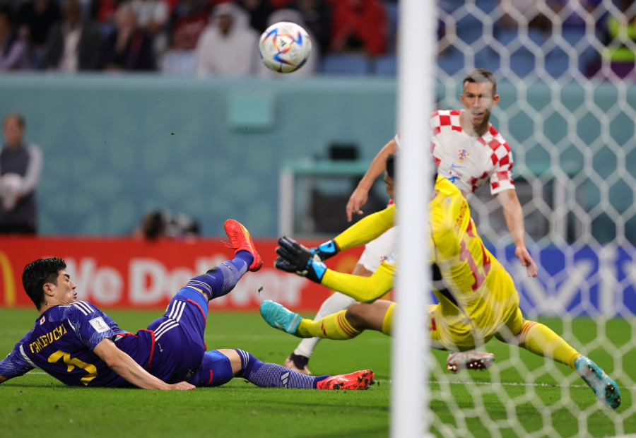 VICEŠAMPION SE PROVUKAO POSLE PENAL RULETA Hrvati imali više sreće, nakon boljeg izvođenja jedanaesteraca savladali uporne Japance i idu u četvrtfinale