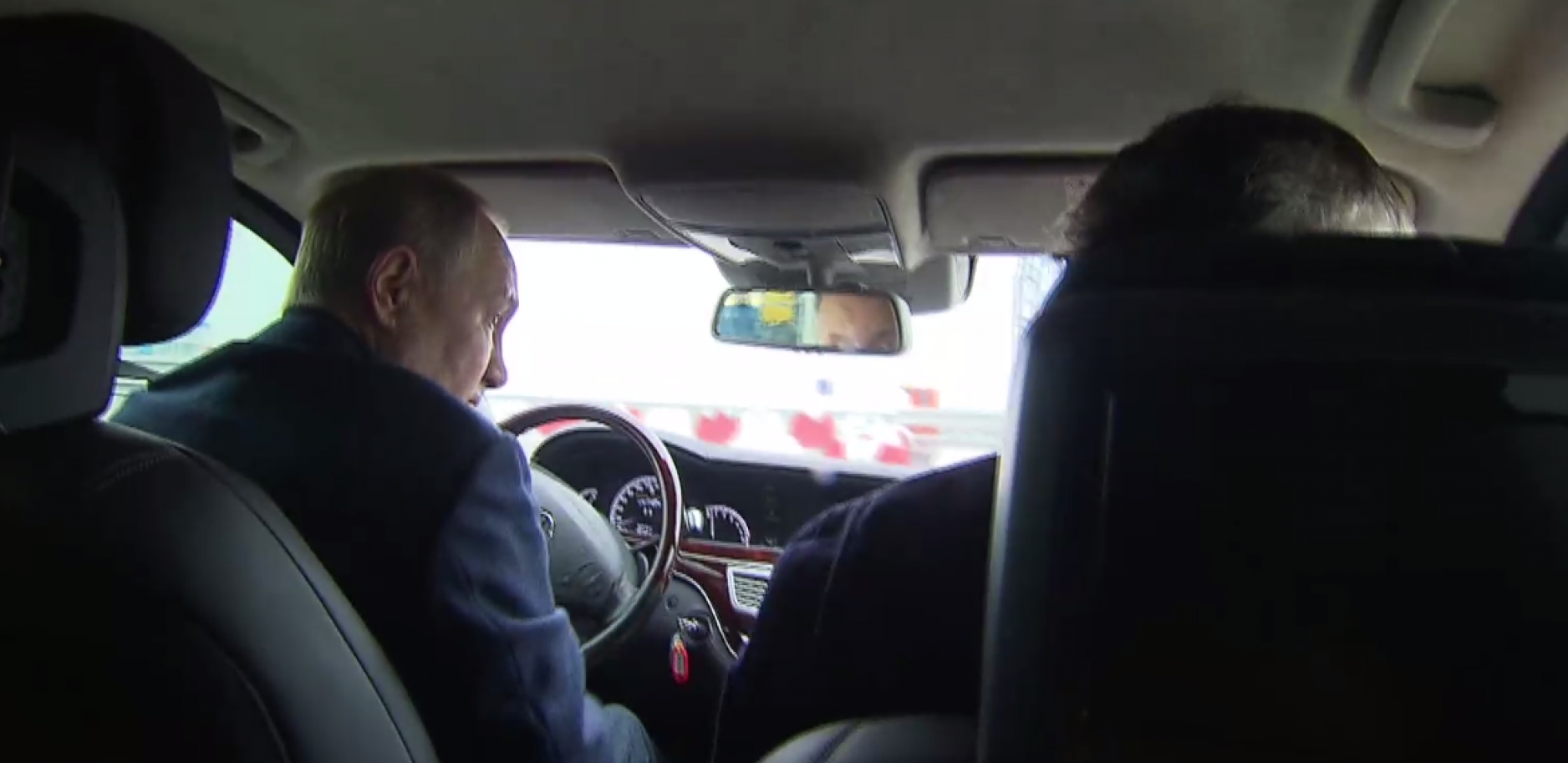 PUTIN PREŠAO KRIMSKI MOST Ruski lider za volanom krenuo u inspekciju (VIDEO)