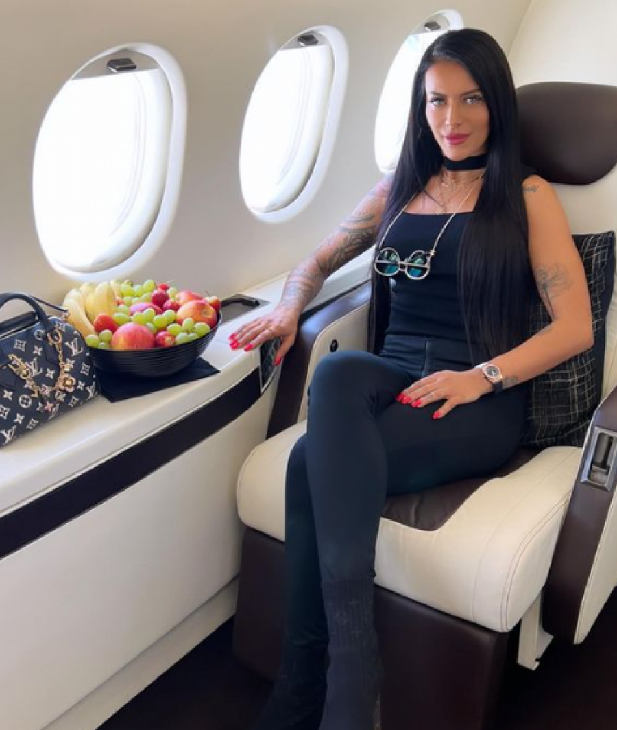 JEZIVA SMRT POPULARNE INFLUENSERKE OBAVIJENA VELOM TAJNE: Završila sa rupom u glavi, njena porodica van sebe!