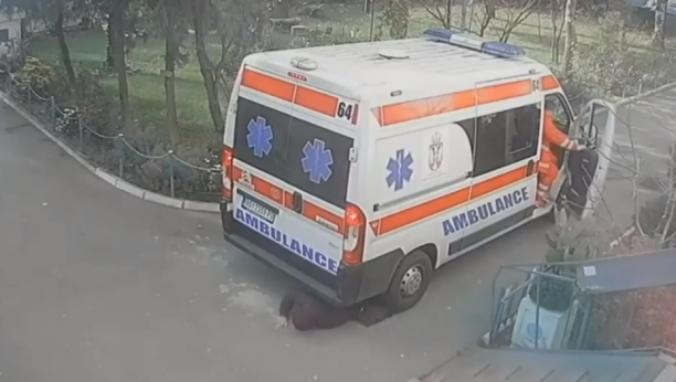 OGLASIO SE VOZAČ SANITETA KOJI JE PREGAZIO BAKU: Niko nije lud da krene ako vidi ljude, ne znam kako se stvorila iza! (UZNEMIRUJUĆI VIDEO)