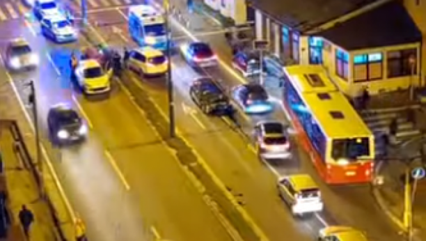 POVREĐENA DEVOJČICA (12) Teška nesreća u Beogradu, potpuno smrskan prednji deo automobila (VIDEO)