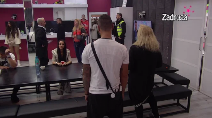 JALOVA OVCO, TUŽIĆU TE Haos u Zadruzi ne prestaje, Jelena i Zorica se ne smiruju: Ti si ostavila svoje dete (VIDEO)
