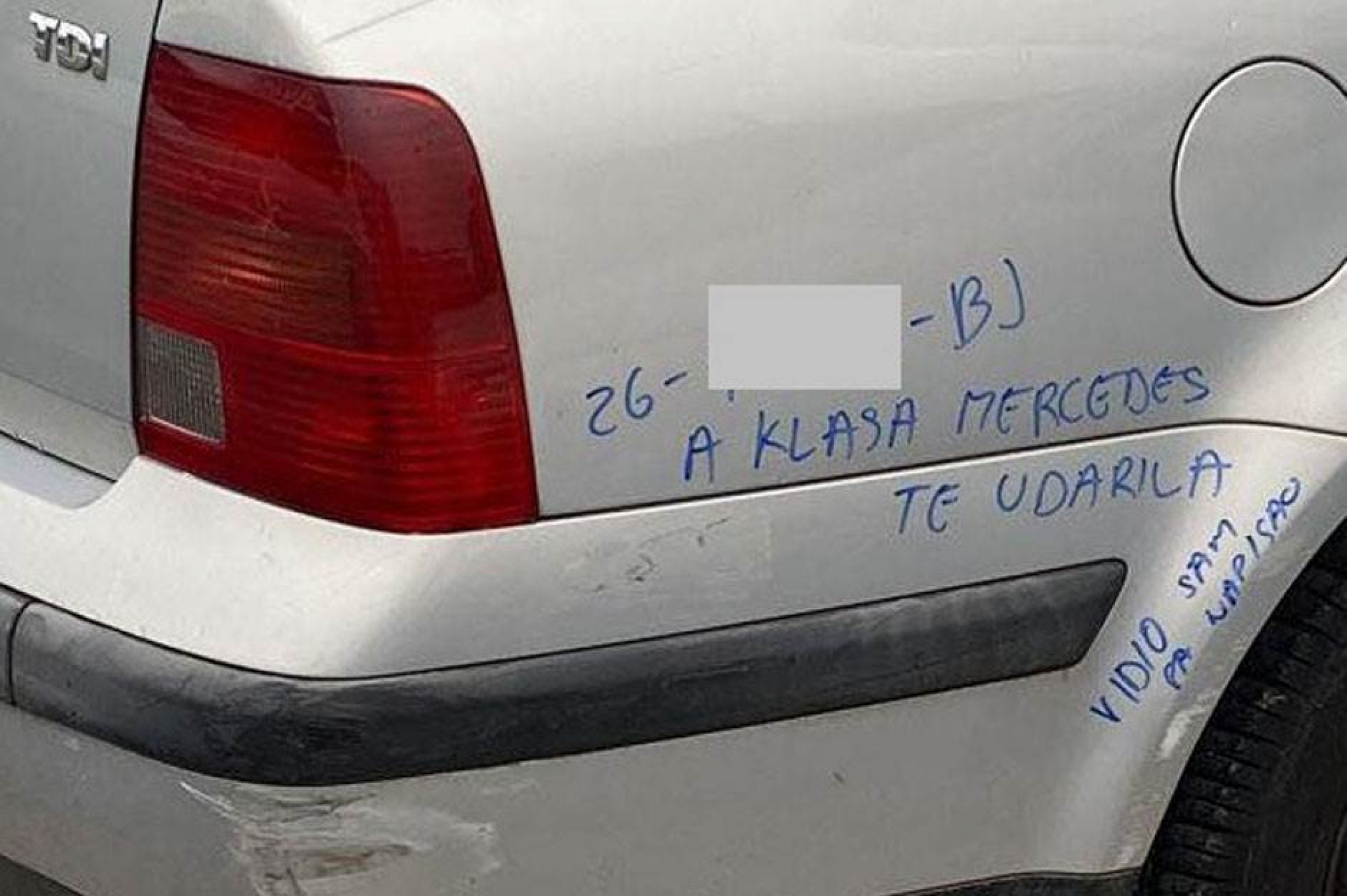 VIDEO KO JE KOMŠIJI OGREBAO KOLA, PA GA HITNO OBAVESTIO Kad je vlasnik video poruku umalo ga šlog nije strefio