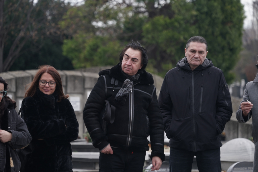 POTRESNE SCENE NA GROBLJU! Dve godine od SMRTI Džeja Ramadanovskog, PORODICA ZAVIJENA U CRNO: Odzvanjaju suze i jecaji! (FOTO)