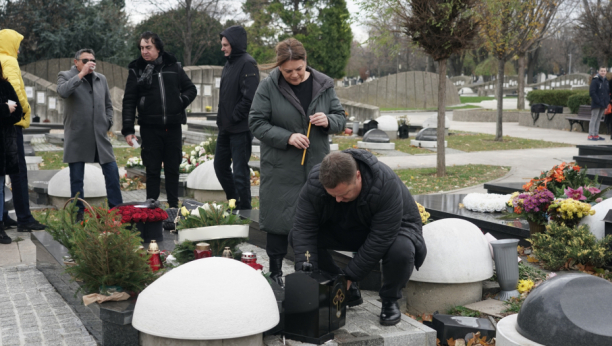 POTRESNE SCENE NA GROBLJU! Dve godine od SMRTI Džeja Ramadanovskog, PORODICA ZAVIJENA U CRNO: Odzvanjaju suze i jecaji! (FOTO)