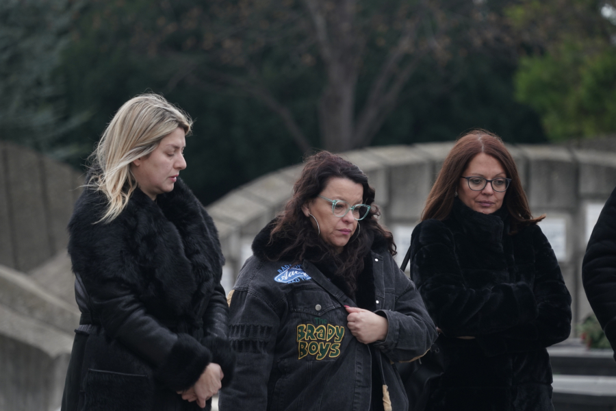 POTRESNE SCENE NA GROBLJU! Dve godine od SMRTI Džeja Ramadanovskog, PORODICA ZAVIJENA U CRNO: Odzvanjaju suze i jecaji! (FOTO)
