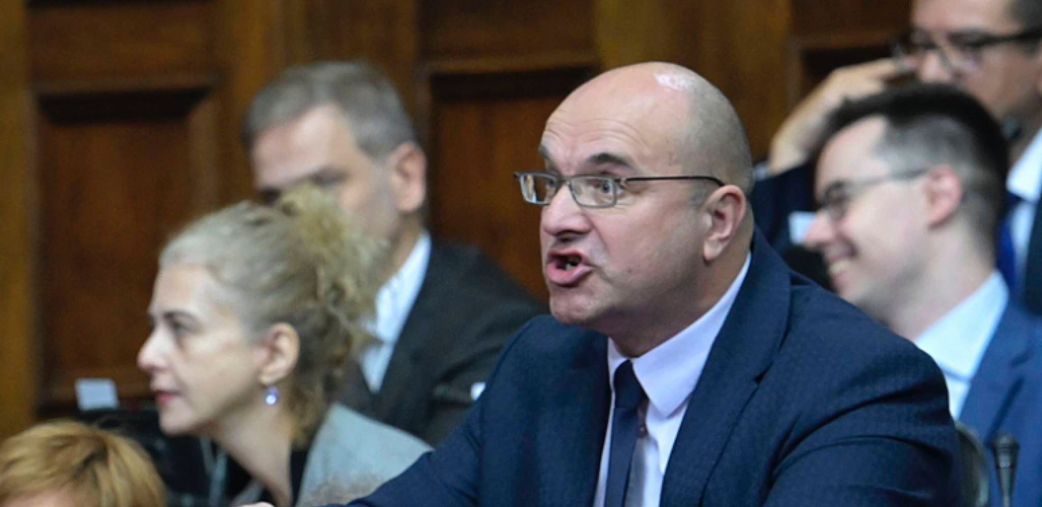 DUBOKI DŽEPOVI I DEBEO DOSIJE Borislav Novaković - glavna zvezda Đilasovog skupa u Beogradu