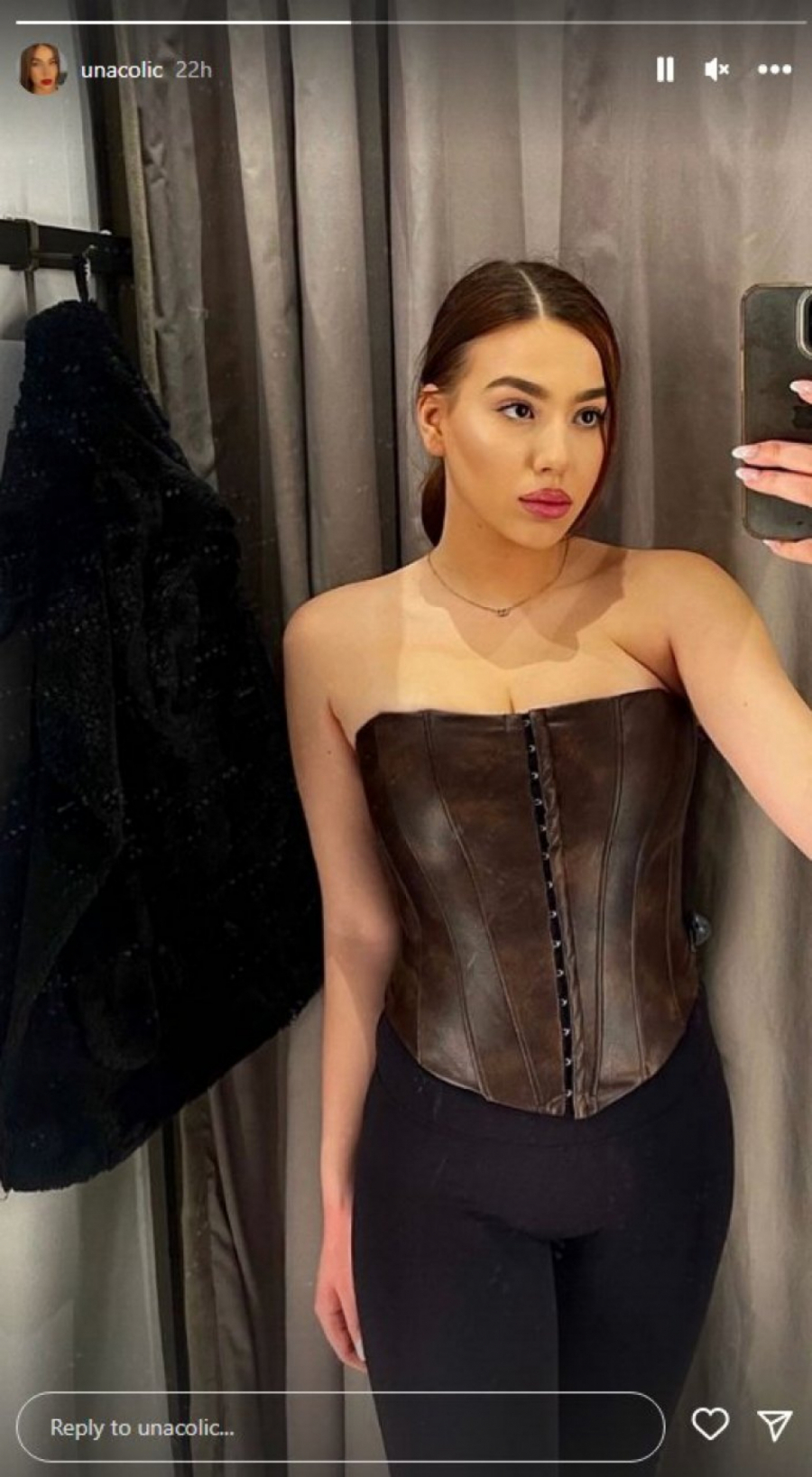 ĆERKA ZDRAVKA ČOLIĆA HIPNOTISALA NACIJU VRELIM IZGLEDOM: Utegla se u kožni korset, a grudi samo što ne iskoče, OBLIĆE VAS ZNOJ! (FOTO)