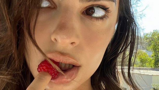 DVA MILIONA LJUDI POGLEDALO PROVOKATIVAN VIDEO POZNATE MANEKENKE Emili je napravila opštu pometnju, sve nam je servirala na tacni!