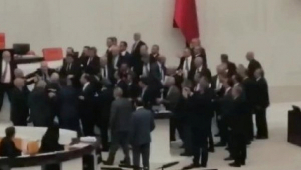 MAKLJAŽA U TURSKOM PARLAMENTU Poslanik završio na intezivnoj nezi zbog udarca u glavu (VIDEO)
