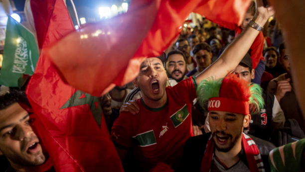ŠOKANTNO U centru Barselone, Marokanci slave poraz Španije (VIDEO)