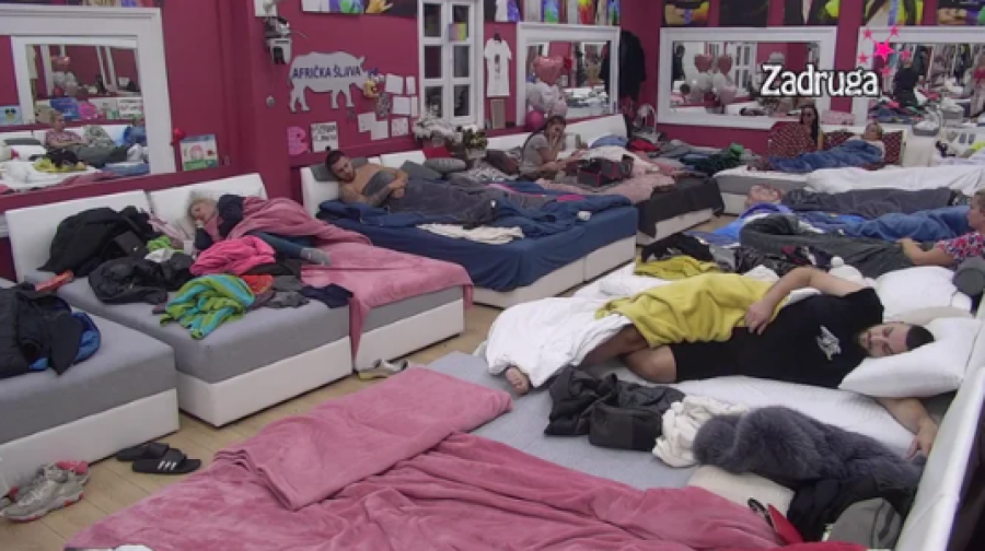 PLAŠI SE DA ODE SAMA NA ŽURKU Maja Marinković preti Bilalu ako ne krene sa njom, njega boli noga