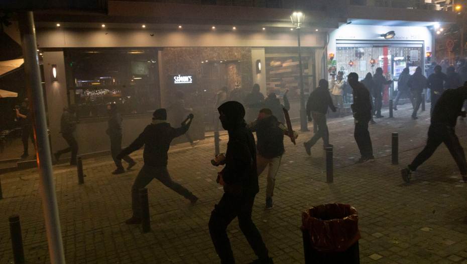 BUKTE NEREDI U GRČKOJ! Šok-bombe na ulicama, povređeno deset policajaca