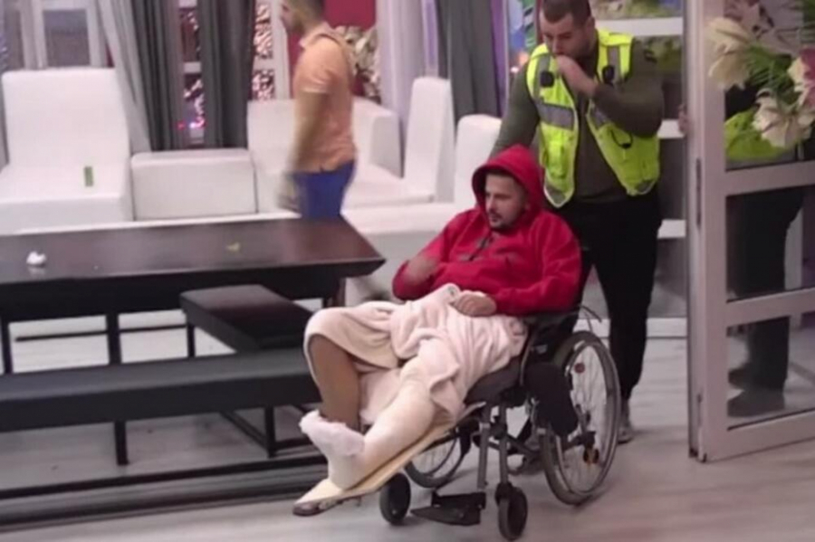 STRAVIČNE SCENE! BILAL BRAJLOVIĆ U INVALIDSKIM KOLICIMA: Noga mu cela u gipsu, ovo je prava istina! (FOTO)