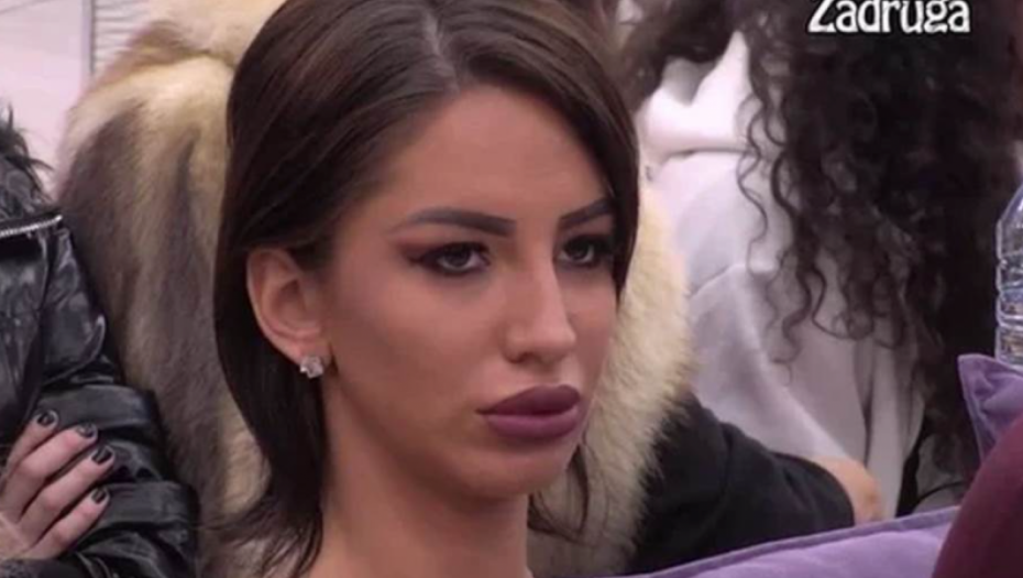 BIĆETE ŠOKIRANI KADA VIDITE KAKO JE ALEKSANDRA NIKOLIĆ IZGLEDALA PRE SILNIH OPERACIJA: Nije ista osoba, prizor je NEREALAN! (FOTO)