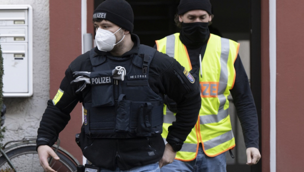 POLICAJAC PUCAO NA MUŠKARCA, PROLAZNICI SVE SNIMALI Jeziva scena u Nemačkoj, najmanje dvoje povređenih (VIDEO)