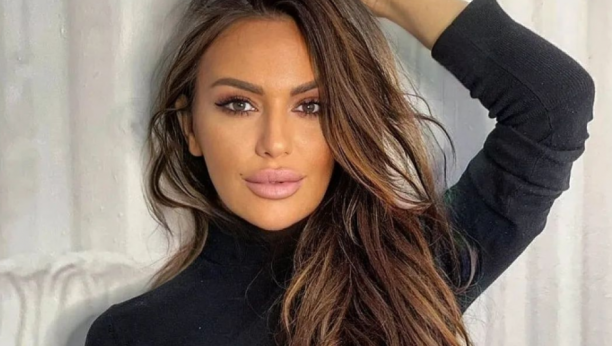 "RASPISANA JE POTERNICA, SADA SAM U POLICIJI" Pevačica se oglasila nakon što je UHAPŠENA NA AERODROMU, evo šta je priznala!