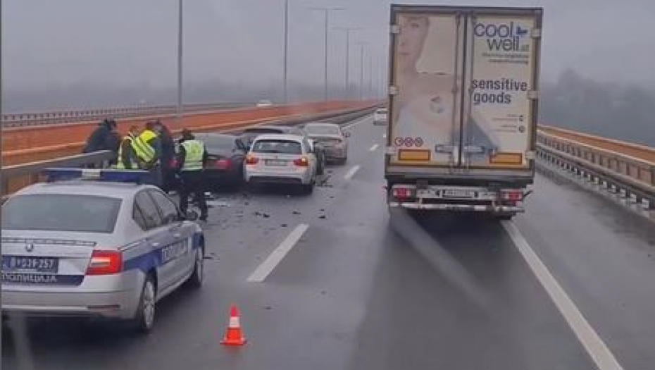 KARAMBOL NA MOSTU KOD BEŠKE Sudar četiri automobila, krhotine po celom putu! (VIDEO)