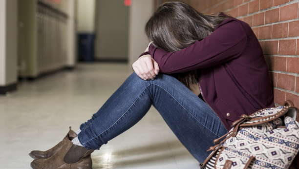 ŠTA SE DEŠAVA S NAŠOM DECOM? Nastavlja se crni niz pokušaja samoubistava tinejdžera u školama Devojčica htela da se ubije zbog jedinice!