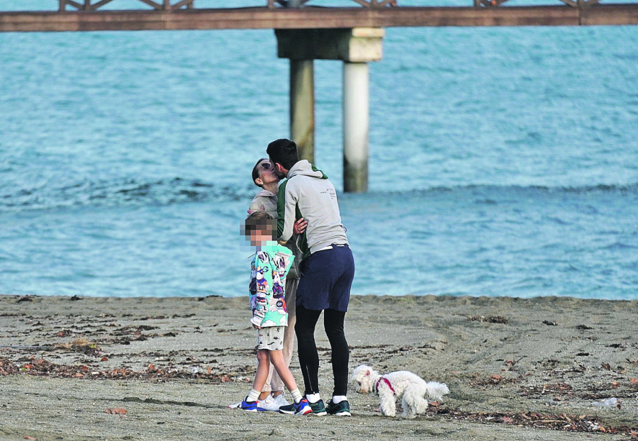 UHVAĆENI Nole poljupcem zagrejao ženu na plaži (FOTO)