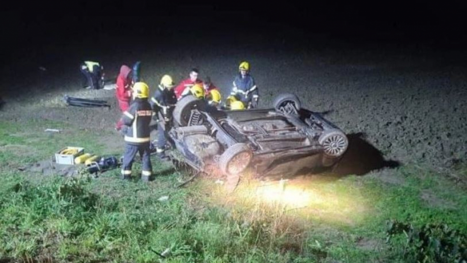 HOROR SCENA KOD NOVOG SADA Automobil sleteo s puta, tumbao se i završio na krovu, očevici u šoku!