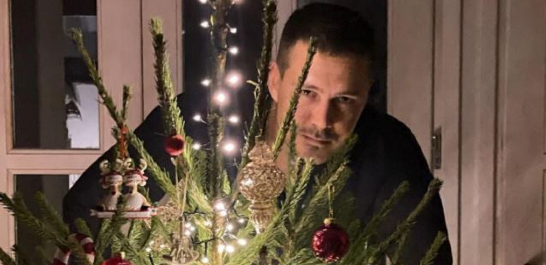 ON RINTA, ONA UŽIVA Biković preuzeo kućne obaveze dok njegova devojka radi ovo (FOTO)