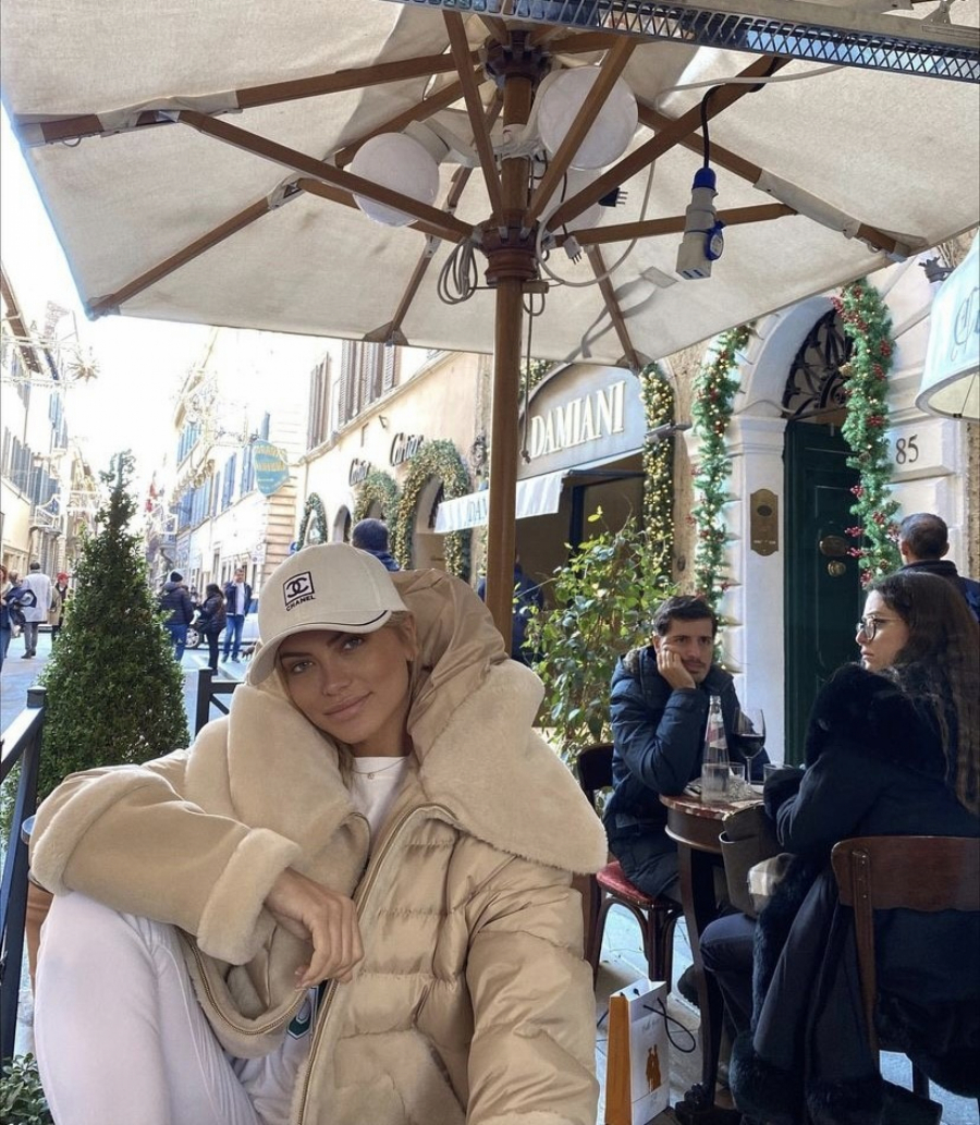 NE DRŽI JE MESTO Se*si Sinjorita pobegla u Italiju, pa svojim izdanjem šokirala pratioce (FOTO)