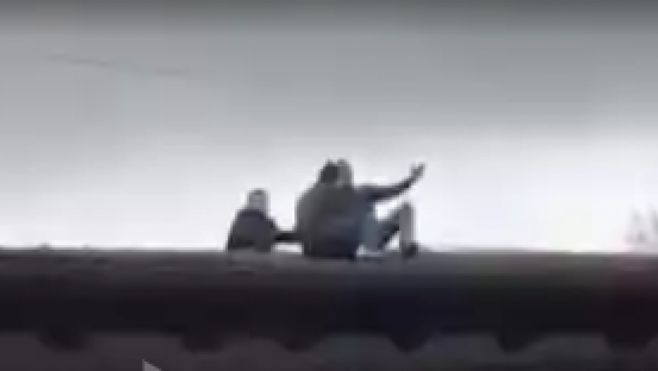 ROSU OPKOLILE SRPSKU KUĆU Dramatične scene u Velikoj Hoči: Ivane stani! (VIDEO)