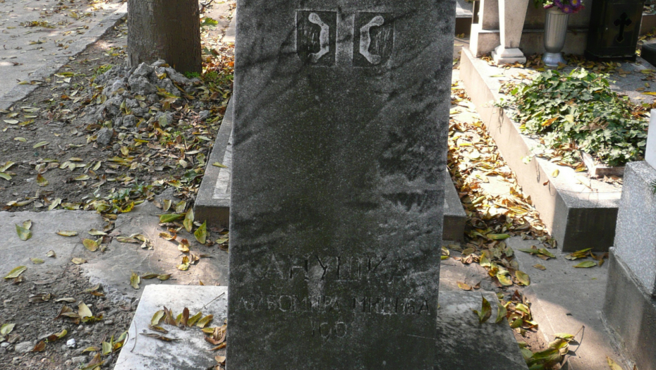 AKCIJA OBNOVE GROBOVA ZASLUŽNIH GRAĐANA Postavljen krst na spomenik književnika