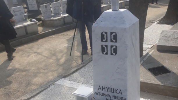 AKCIJA OBNOVE GROBOVA ZASLUŽNIH GRAĐANA Postavljen krst na spomenik književnika