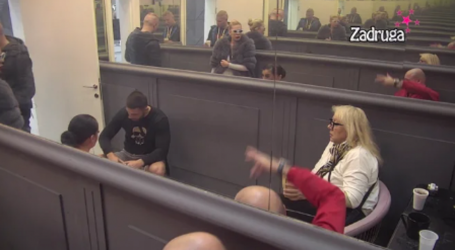 PECA NIJE VIDEO ŽENSKO Anđela se ne smiruje, oplela po Laziću zadrugarima, oni stali na njenu stranu