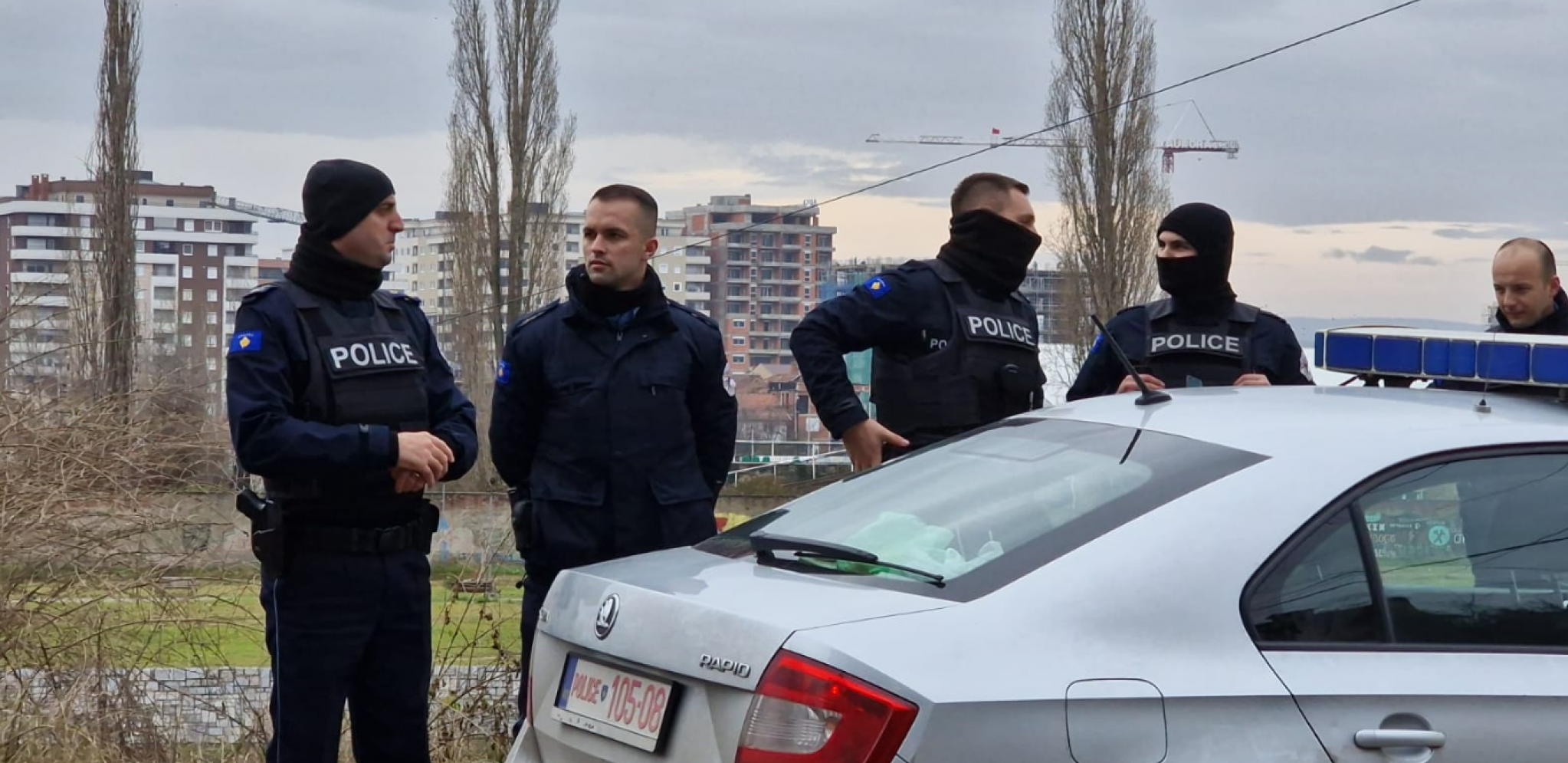 Pucnjava iz automobila u Leposaviću, pronađeno vozilo i kalašnjikov, vozač nije
